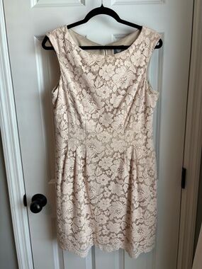 Like NEW Vince Camuto Light Pink Floral Lace Midi Sheath Dress